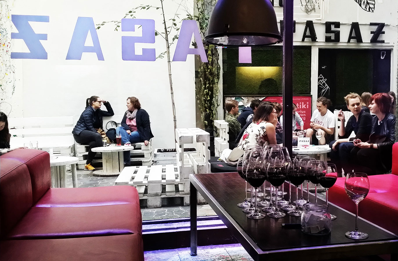 Ola Radomiak na wernisażu w Pasażu w Krakowie